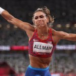 La estadounidense Valarie Allman ganó el oro en disco femenino en su debut olímpico