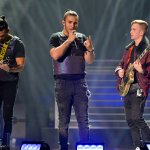 Luis Fonsi y Manuel Turizo llevaron calor al escenario de Premio Lo Nuestro 2022