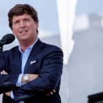 Tucker Carlson apoya a los usuarios de tarjetas de vacunas falsas