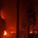 El incendio de Caldor se extiende y salta la autopista en California