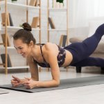 Instructora de yoga imparte clases virtuales en español para llegar a nuevas comunidades