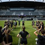 La liga de fútbol femenino se reanuda en medio de las polémicas