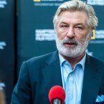 Se investiga la descarga accidental de un arma de atrezzo por parte de Alec Baldwin que causó un muerto