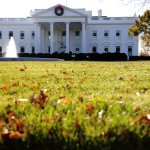 Casa Blanca honra a los trabajadores de primera línea con decoración navideña