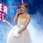 Jennifer Lopez lució la tendencia que podría reemplazar las faldas midi