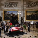 “Héroe de la democracia”: Funeral de Bob Dole en la Catedral Nacional, seguido de un servicio conmemorativo de la Segunda Guerra Mundial