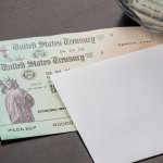 Algunos estados recibirán cheques de estímulo para las fiestas