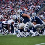 Aficionados de los Cowboys de Dallas lanzan basura a los árbitros tras la desalentadora derrota en los playoffs de la NFL