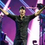 Enrique Iglesias anticipa el lanzamiento del Volumen 2 de su retiro con “Espacio en tu corazón”