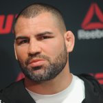 Peleador de UFC vende playeras de Caín Velásquez para pagar abogados