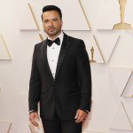 Luis Fonsi está usando la música para crear conciencia sobre el Alzheimer