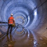 Inventor construyó túnel para no mojarse