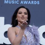 Becky G continúa creciendo su línea de maquillaje