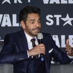 Critican a Eugenio Derbez por preferir el inglés