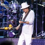 Carlos Santana se derrumba en el escenario durante un concierto