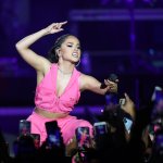 Becky G presume su talento para bailar salsa