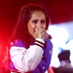 Becky G hace aparición sorpresa con J-Hope en Lollapalooza