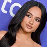 La marca de belleza de Becky G, Treslucé, se expande a la categoría de cejas