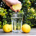 Razones importantes para beber agua con limón