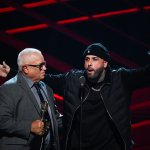 Nicky Jam sorprendido por su padre con el Premio al Salón de la Fama en los Billboard Latin Music Awards 2022