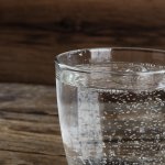 ¿Beber agua fría realmente adelgaza?