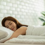 Apple advierte sobre el peligro de dormir junto al iPhone cargando