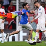 Manifestante con la bandera del arco iris invade la cancha durante el partido Portugal-Uruguay