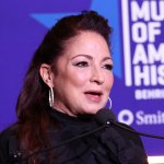 Gloria Estefan sobre convertirse en la primera mujer hispana en ingresar al Salón de la Fama de los Compositores