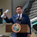 Gobernador de Florida firma ley que resta importancia al combate contra el cambio climático