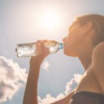 ¿Por qué es importante tomar agua de manera constante durante el día?