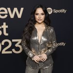 Becky G eligió a Omega para su canción Arranca