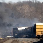 Tren descarrilado provocó un incendio masivo