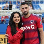 El prometido de Becky G, Sebastian Lletget, responde a los rumores de su supuesta infidelidad