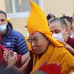 Dalai Lama se disculpa después de que un video lo muestra besando a un niño