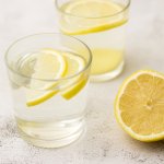 Como identificar y protegerse de las malas vibras con limones en agua