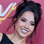 Becky G se juntó con Gabito Ballesteros para lanzar la canción La Nena