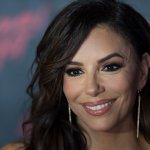 Eva Longoria confesó que su hijo la regaña por no hablar bien español