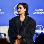 Demi Lovato se cansó de los pronombres plurales y regresa a “she / her”