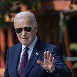 Administración de Biden anunció lanzamiento de sitio web para que deudores reduzcan sus pagos mensuales