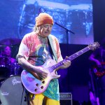 Carlos Santana en medio de polémica por comentarios controvertidos