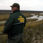 Cuerpo sin vida encontrado en muro flotante de boyas en el río Grande