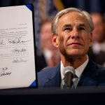 Corte Federal ordena a Greg Abbott a mover las boyas en el Río Bravo