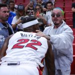 J Balvin y Jimmy Butler lucieron el “sombrero volteado” en el US Open