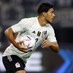 Raúl Jimenez completó su partido número cien con la selección mexicana