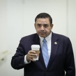 El representante Henry Cuellar fue asaltado a mano armada muy cerca del Capitolio