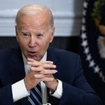 Biden Envia Agentes Migratorios a Panamá para Frenar Flujo de Migrantes hacia la Frontera Sur de EE. UU.