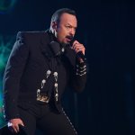 Pepe Aguilar critica los paseos a caballo de Bad Bunny