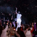 Usher emocionó el Super Bowl LVIII