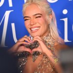 Karol G y Shakira han alcanzado un logro impresionante con su canción de ruptura  “TQG”, que ha superado mil millones de reproducciones en YouTube.