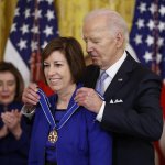 Joe Biden reconoce a la hispana Ellen Ochoa con la medalla presidencial de la libertad